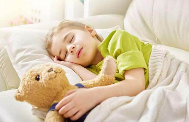 要孩子独立睡，先观察他们睡眠的情况。
