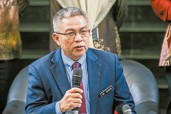 卫生部长拿督斯里阿汉峇峇宣称，学校是否因出现确诊病例而需关闭，是由县卫生局、教育部及州政府3方共同评估。