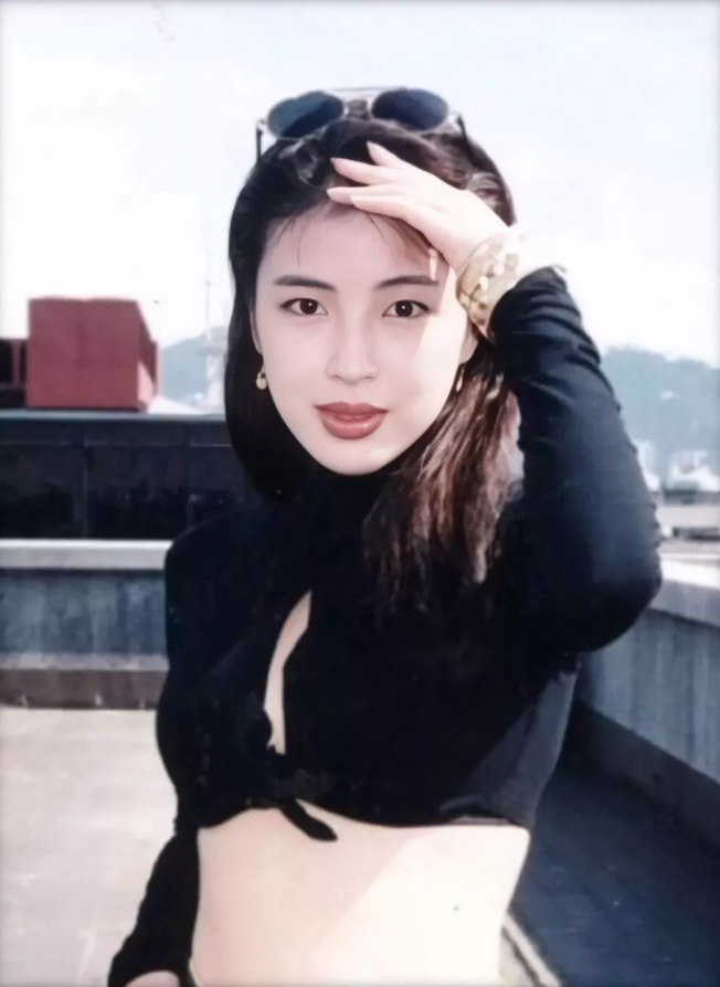 张学友老婆罗美薇近照52岁身材似20岁完美到令人惊艳!