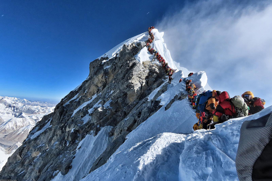 位于中国和尼泊尔边界的珠穆朗玛峰，是世界最高峰，海拔8,848米，是许多登山者喜欢挑战的极限圣地。然而，多年来也不断传出各国好手纷纷葬身在他们最爱的山上。