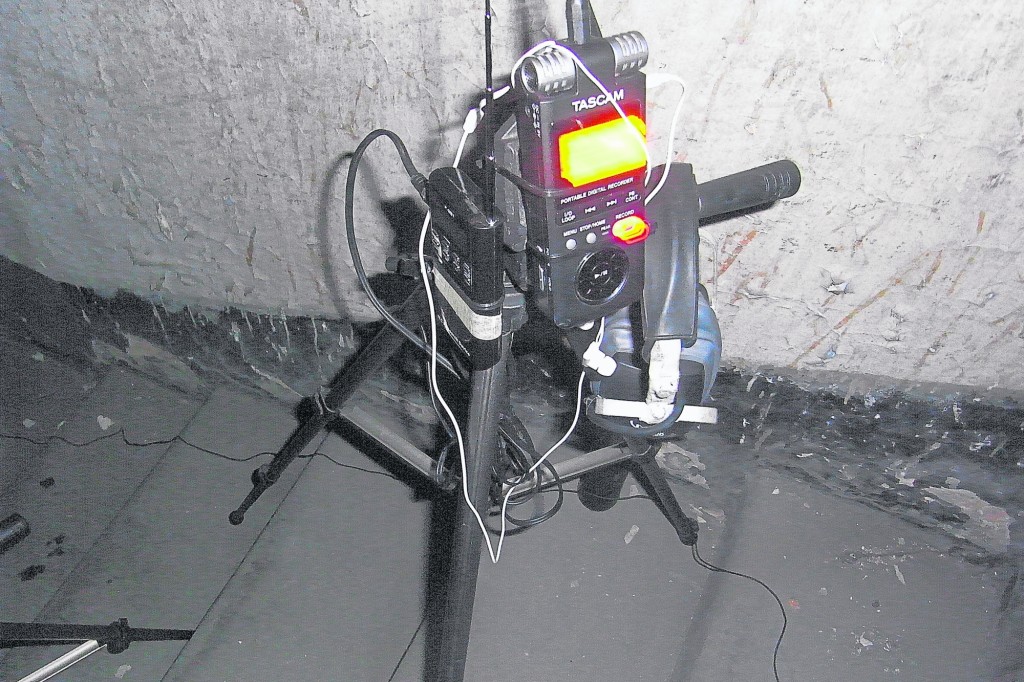 在监狱大楼梯，静态录影EVP仪器检测。