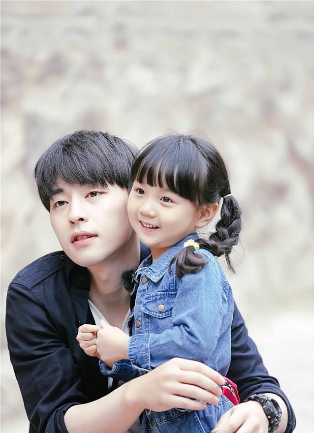 甜美近照曝光邓伦看了也要被闺女美到