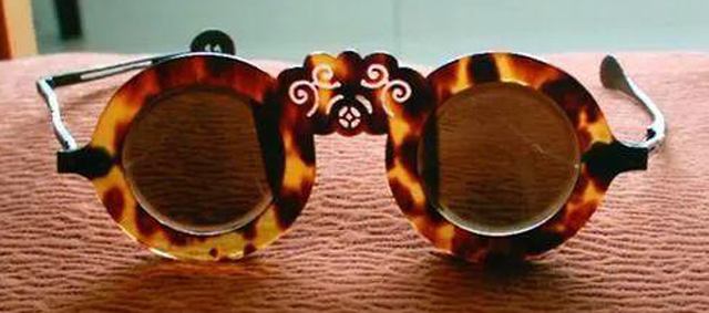 眼镜流行是在清朝后期。