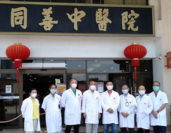 吉隆坡同善医院中医部3位本地资深中医师与5位中国专家携手合作的“新冠肺炎肺炎中医小组”,为民众和病黎提供线上看诊和后遗症调理的防疫服务。