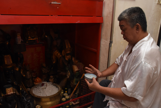 Master Yee表示,自从懂得水镜法,自然而然便会掌握风水,而且无需罗盘和事主的时辰八字都能通过水碗解决风水问题。