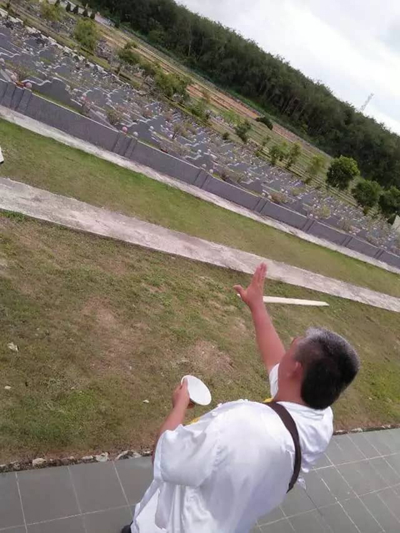 通过水镜法也帮助顾客选到好的生地。