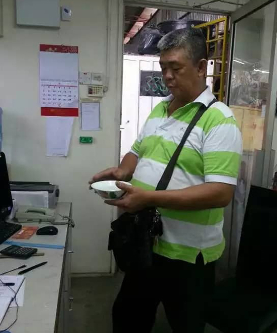 用水镜法为顾客看办公室风水。