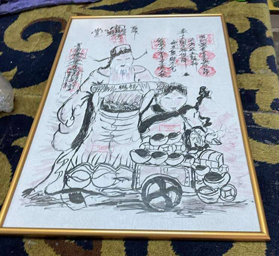 师父是依据顾客所需,适合什么样的神像,灵感一来便会画一幅神像供顾客请回家供奉。