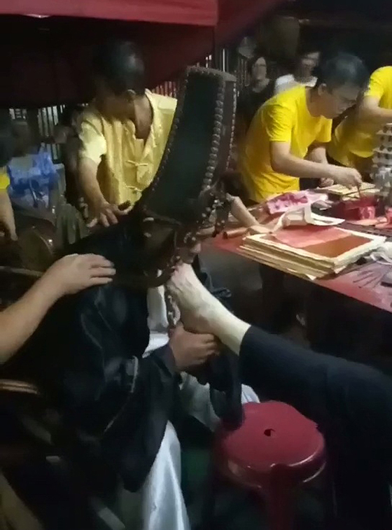在庙办事的Master Yee曾替不少善信治病解降,尤其是吸允患病的信徒脚趾治病是坊间津津乐道的奇事。
