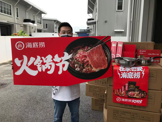 和团队筹备新一季的产品促销活动,手上拿着宣传物料。