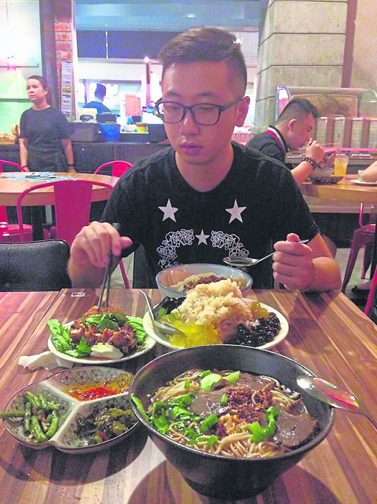 大马美食选择多,除了肉骨茶,板面也是唐荣铭常吃的本地食物。
