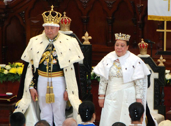 图普六世本名乌卢卡拉拉·拉法卡·阿塔，毕业于美国海军学院、澳大利亚军事学院和澳大利亚邦德大学。在2012年3月18日登基成为汤加国王，并于2015年7月正式加冕。