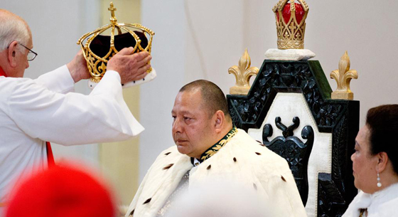 在2012年3月18日登基成为汤加国王,并于2015年7月正式加冕.