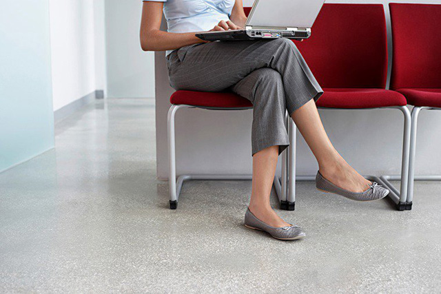 女性跷二郎腿也会引发外阴炎或阴道炎.