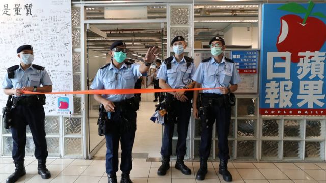 香港警方派出约200名警员进行搜查《苹果日报》办公室所在的壹传媒大楼。
