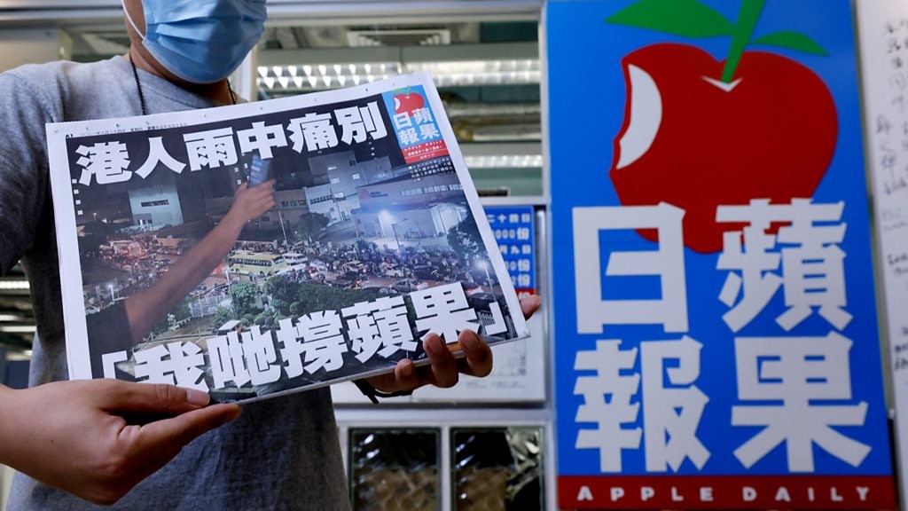 香港《苹果日报》初创时,其小报风格、大报印刷招致不少非议,但在香港主权移交后,它逐渐被视为言论自由的媒介。