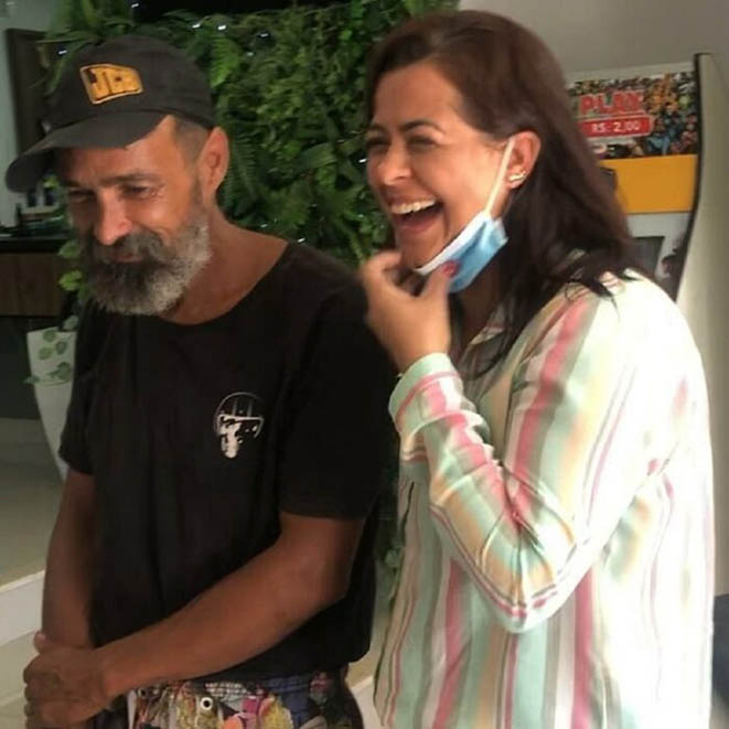 前来相认的妹妹激动的与哥哥Joao,拥抱,开心不已。