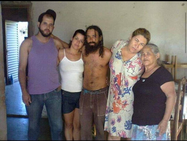 妹妹还带来Joao离家前的照片,这些年来,家人们都以为Joao死了。