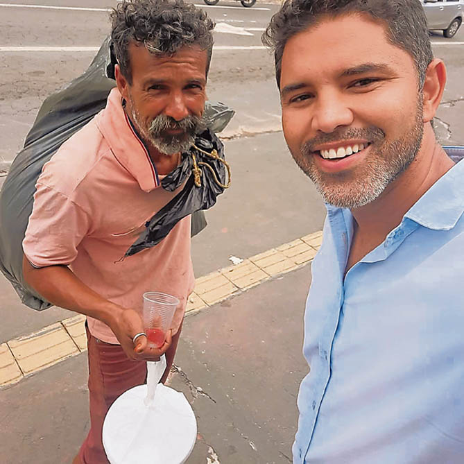 Alessandro只是单纯的想帮帮Joao,却意外地帮他寻获家人。