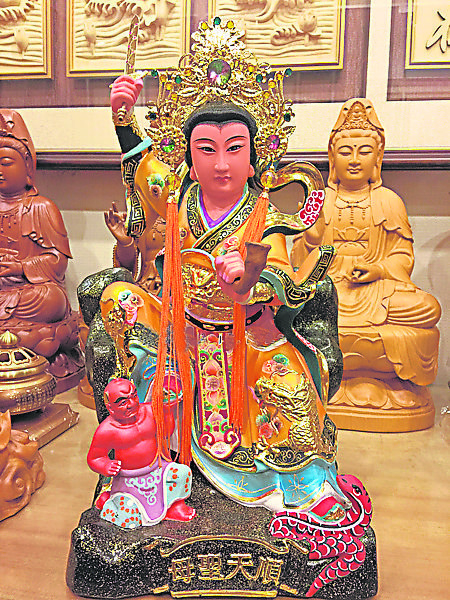 陈靖姑与妈祖齐名，是福建两大女神之一，被善信誉为 “妇女儿童保护神”。
