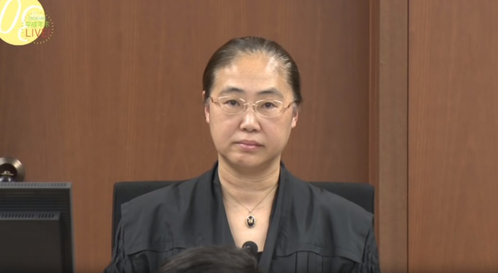 裁判官田边三保子认为家暴是小池浅江犯案的重要因素，判处监禁5年，并希望她出狱时可与儿子共享天伦。