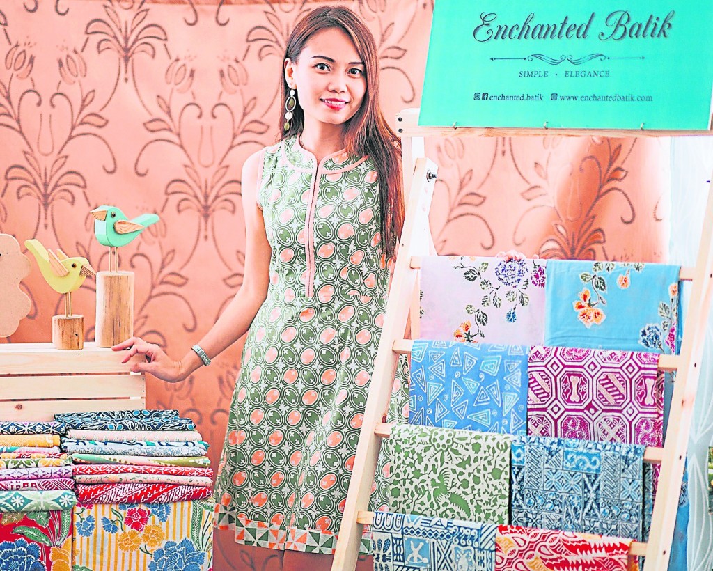 邢淑敏发挥创意，将传统的峇迪布料融入新潮的设计，展现出南洋风情的时尚感。