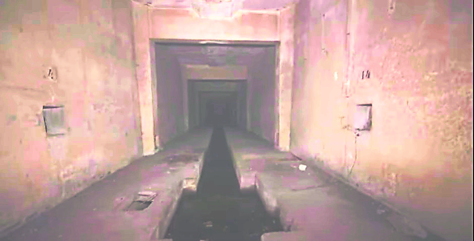 隧道内部无任何装潢，且由于使用年限较长，整体比较老旧。