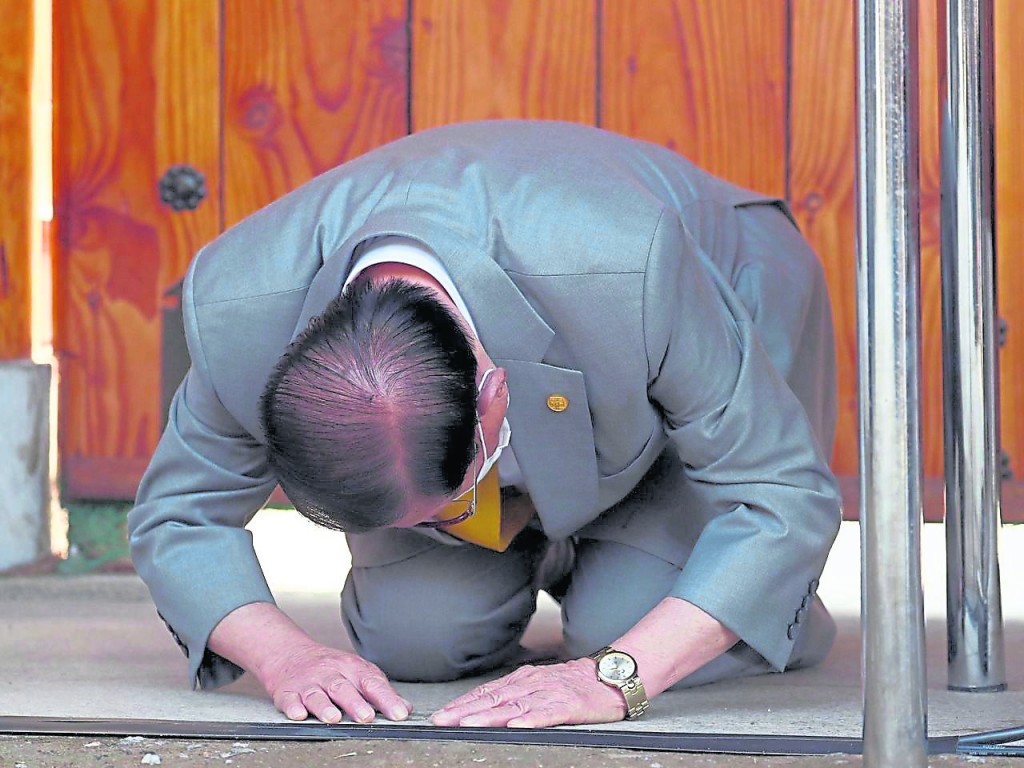 经检测并确认没感染冠状病毒的新天地教主李万熙,召开记者会下跪道歉,却被眼尖的媒体发现他手上竟戴着前总统朴槿惠的纪念手表,因为表上竟有凤凰图案和朴槿惠签名。