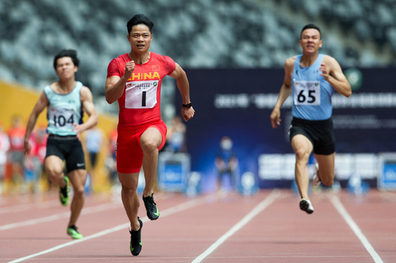 中国飞人苏炳添在2018年国际田联马德里挑战赛的男子100米决赛中，曾以9秒91夺冠，还追平了卡塔尔归化选手奥古诺德保持的亚洲纪录。