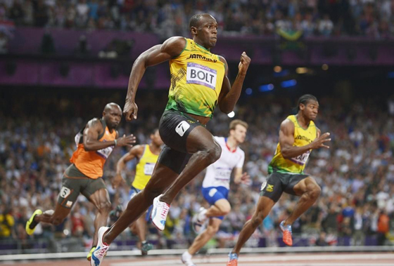前牙买加短跑运动尤塞恩·博尔特是男子100米、200米世界纪录保持者及三届奥运冠军，被称为“闪电博尔特”。