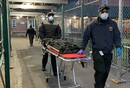警方发现双胞胎已经身亡多日。