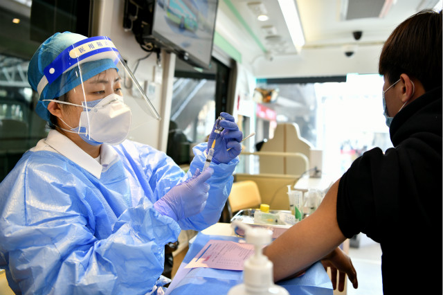 这是一场跟时间的竞赛,全球的科学家、医学家和公共卫生专家动员起来为全人类注射新冠疫苗,让大家的生活能够尽快恢复正常。
