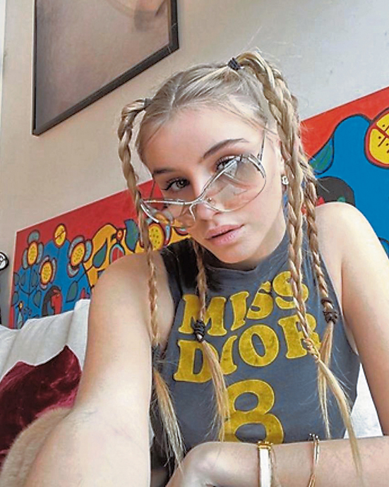 意大利未来女王是这位年仅17岁的美艳网红,她是埃马王子的长女,然而意大利人对于这位“女王”似乎不太认识。