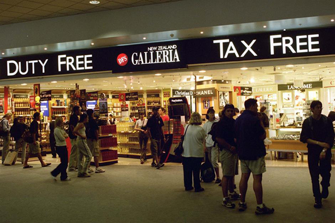 1960年创立机场免税商店集团，为此带来数十亿美元的财富。