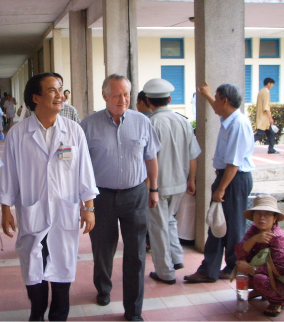 菲尼曾协助越南医疗照护体系现代化，也和妻子到访当地的孤儿院。
