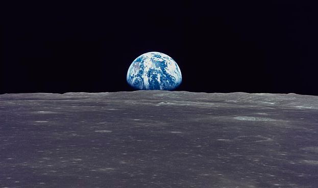 1969年，阿波罗11号飞船宇航员拍摄的照片，在月球上看地球升起。布兰森希望将来也能为太空游客提供在月球上看地球的机会。