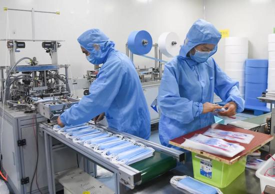疫情在全球爆发一年多,口罩、消毒用品、体温探测器、手套等健康防护产品销量直线上升。