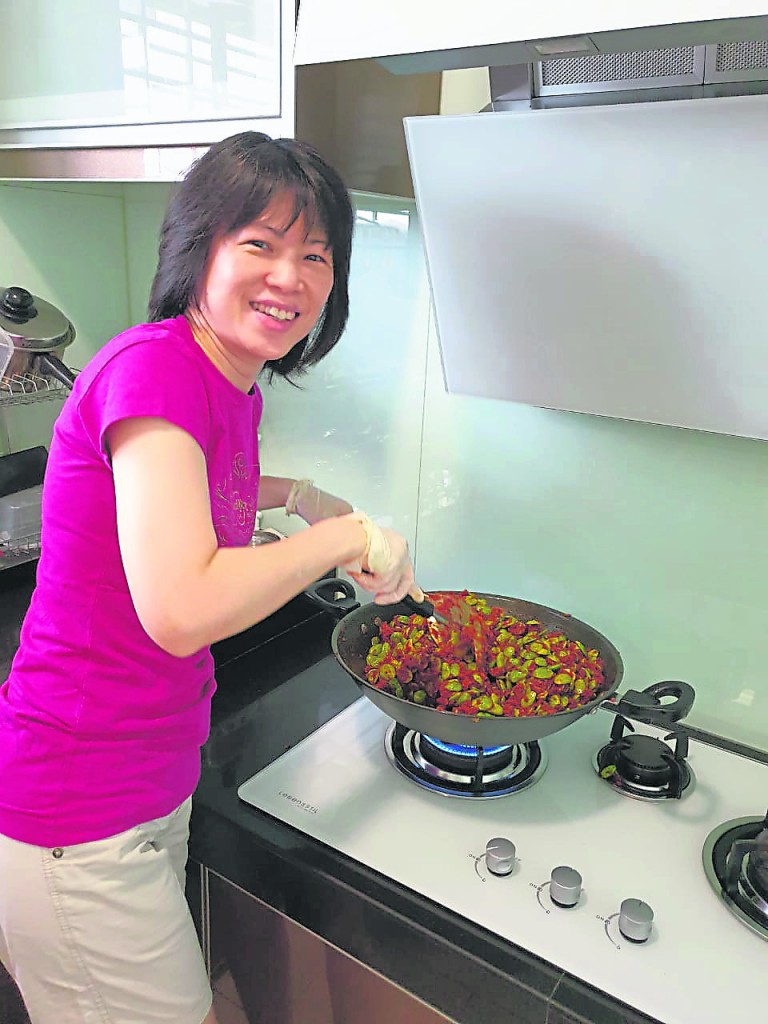 Regine原本不擅下厨,如今却化身为“厨房总监”,每天在战场(厨房)厮杀300回合。