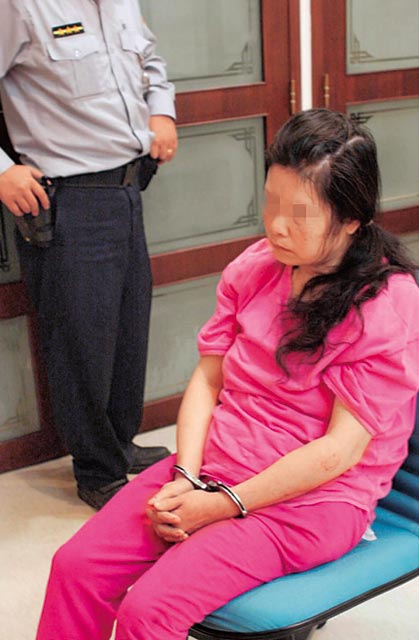 李月桂酒后杀死亲夫,酒醒后在警局哭诉,诬指儿子杀人。