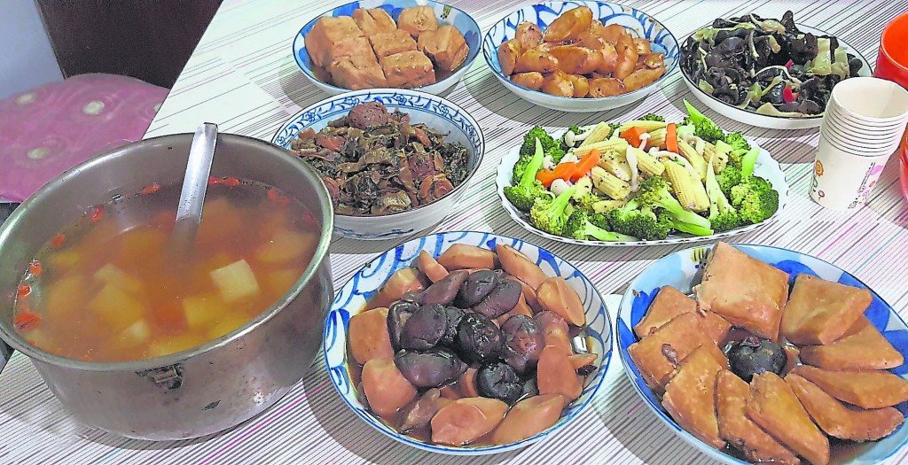王忠文道长鼓励子孙们以素食祭拜祖先,尽量不供奉牲礼。