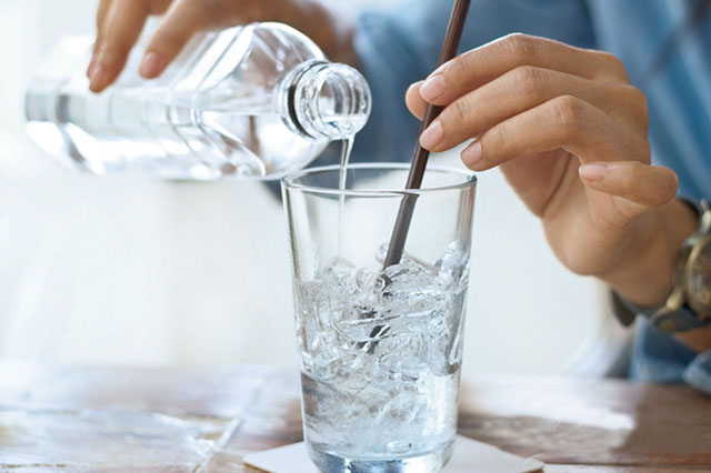 男性长期喝太多冰水，会对身体造成一些不利的健康。background