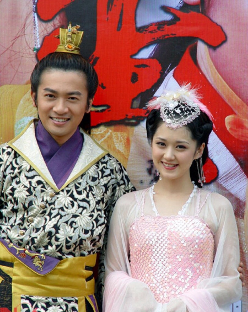 2001年,张娜拉以歌手身分出道,随后以电视剧《开朗少女》和《红豆女之