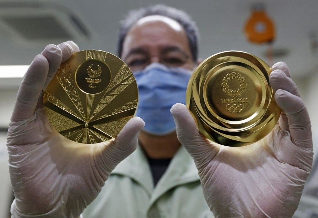 奥运会的奖牌是由民众捐助的废旧手机和电器的回收金属铸造而成。