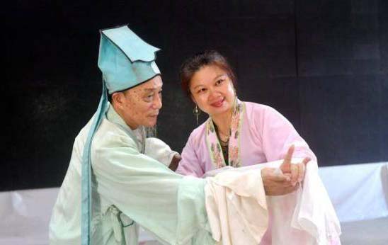 自从8岁接触闽剧之后,欧成斌之后的人生都脱离不了闽剧。