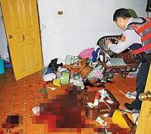 李姓妇人用电锅打死丈夫,警方在凌乱的客厅拍照搜证。
