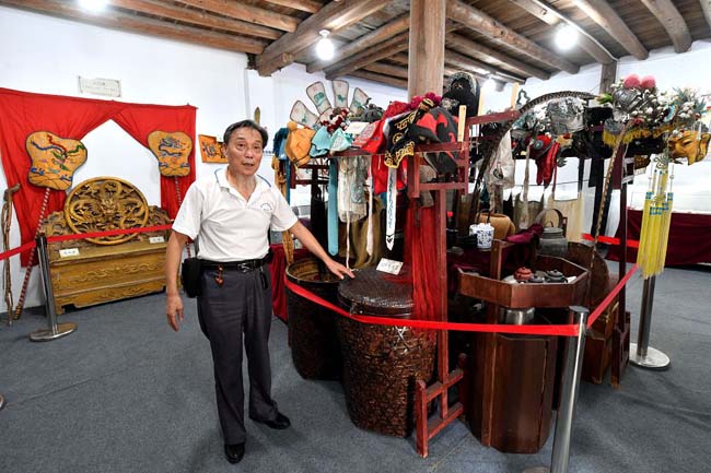 展示馆内,欧成斌介绍闽剧相关物品。