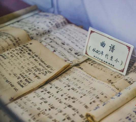 欧成斌自掏腰包为展示馆搜集闽剧的服装道具、舞美设备、曲谱戏本。