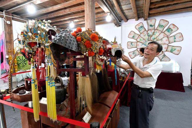 有的人觉得欧成斌痴,但他觉得自己对闽剧的付出是值得的。