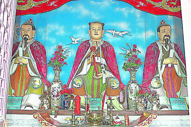 三茅真君被后代的茅山派视为祖师,多半奉祀于道观。