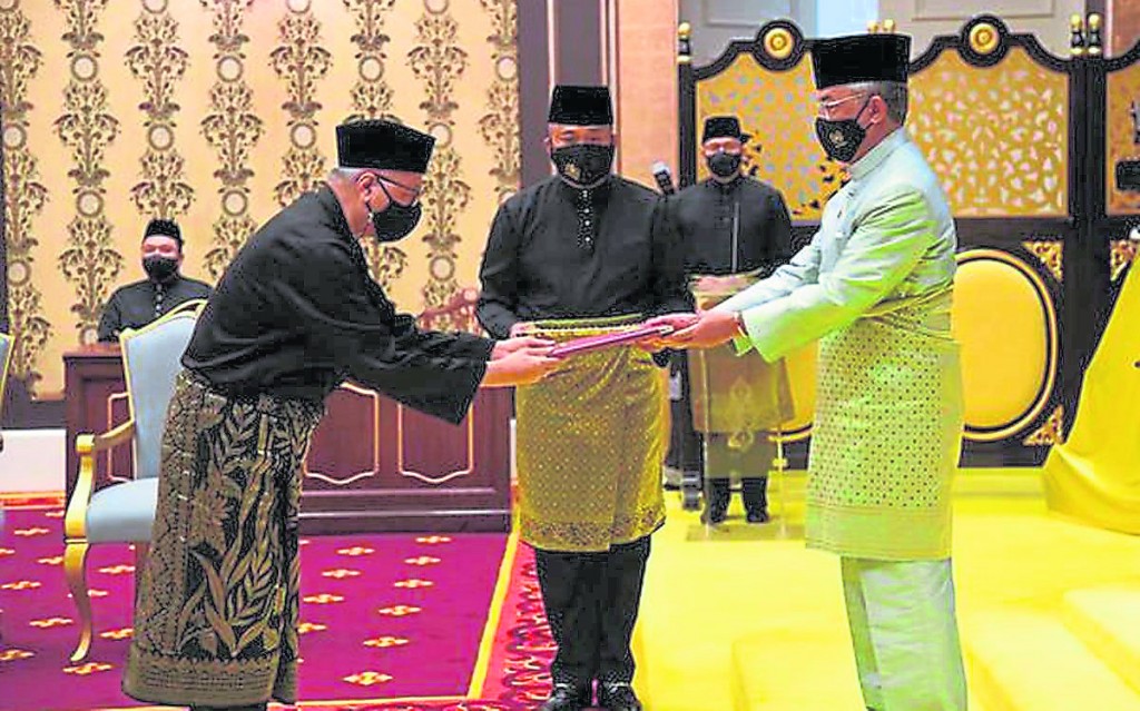 沙比里（左）接受最高元首委任为马来西亚第9任首相，危局上任。